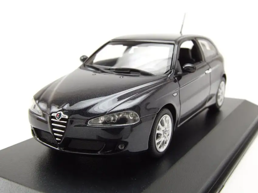 Alfa Romeo 147 2005 schwarz metallic Modellauto 1:43 Maxichamps