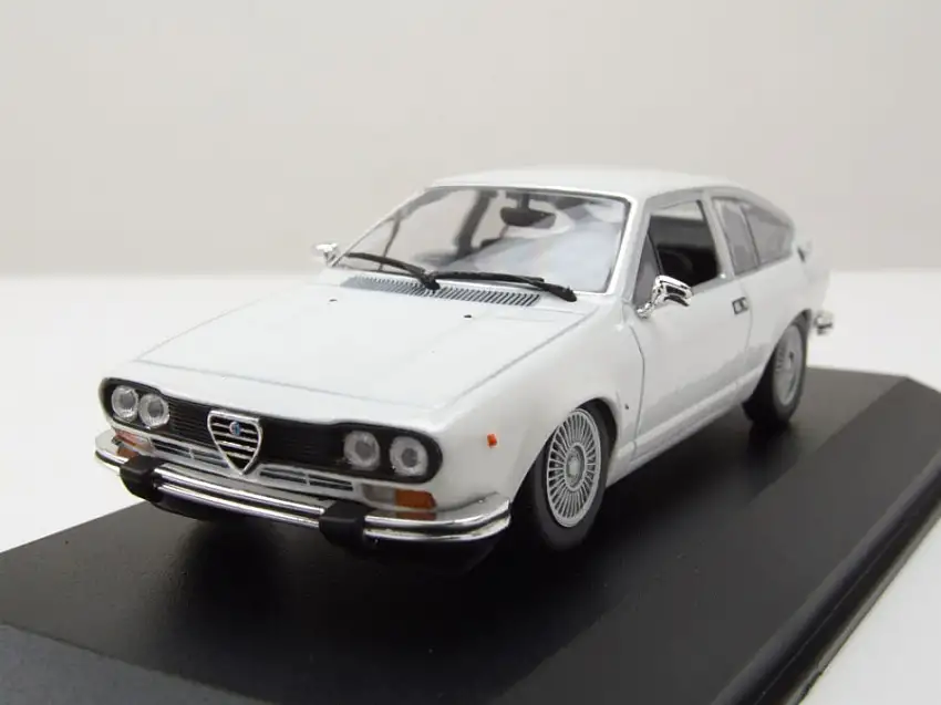 Alfa Romeo Alfetta GTV 1976 weiß Modellauto 1:43 Maxichamps