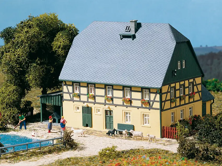 Auhagen 11359 - H0-Großes Bauernhaus mit Stall