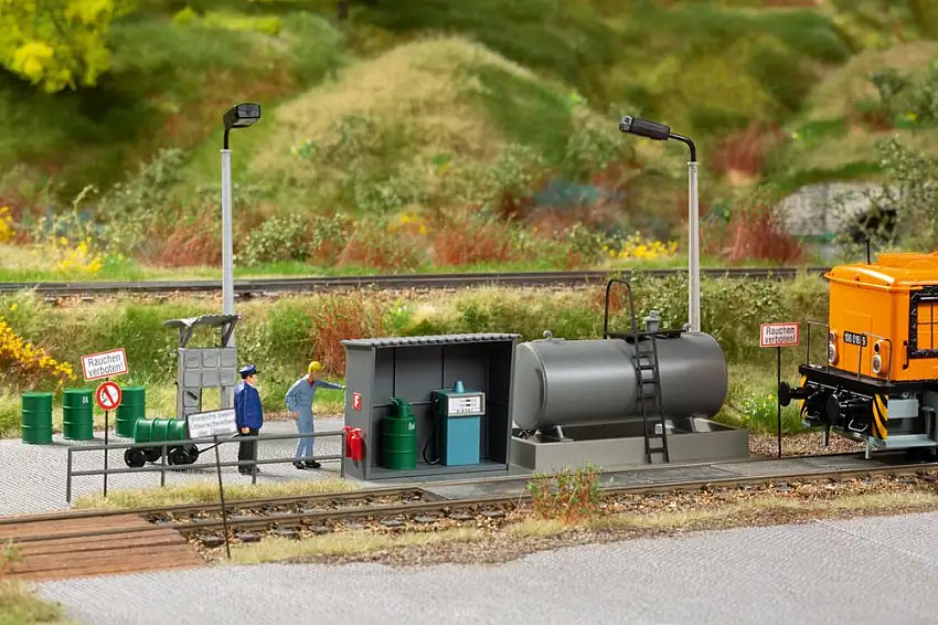 Auhagen 11469 - H0-Kleinlok-Tankstelle