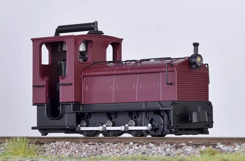 Minitrains 1053 - H0e-Schneider, Schwarzes Chassis, rot