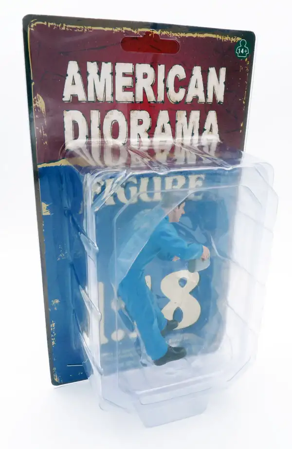 American Diorama "Doug" beim Ölauffüllen Mechaniker Figur 1:18, #AD-77449