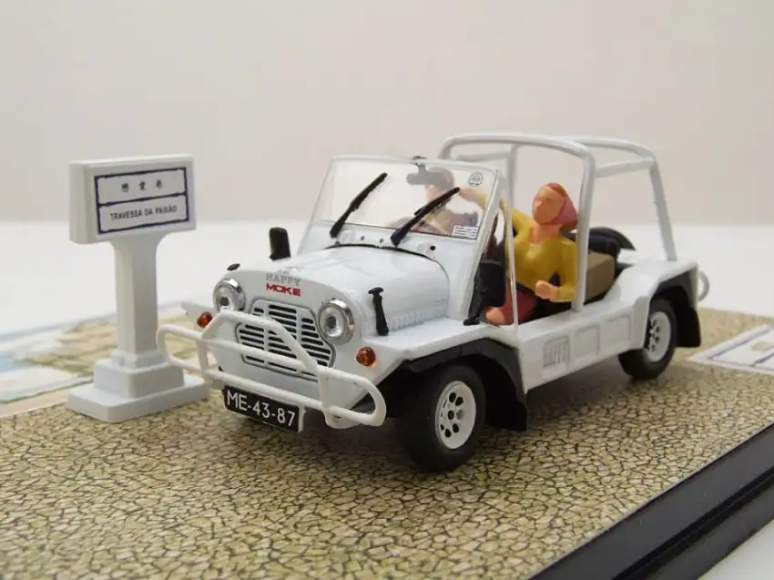 Austin Mini Moke 1968 weiß mit 2 Figuren und Macau Straßenschild Modellauto 1:43 Vitesse