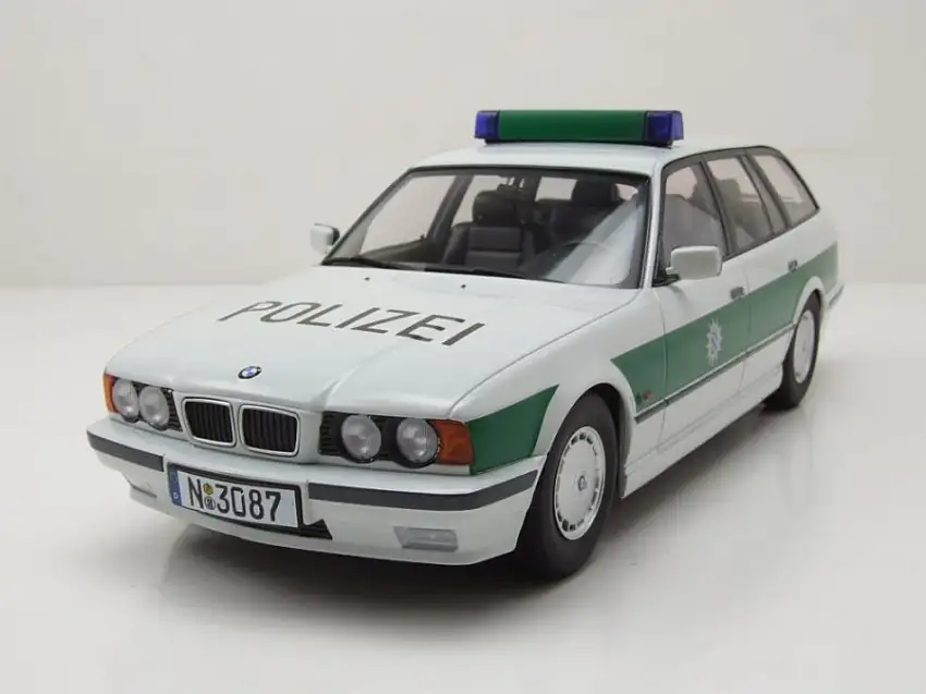 BMW 5er Touring Kombi E34 Polizei 1996 grün weiß Modellauto 1:18 Triple9