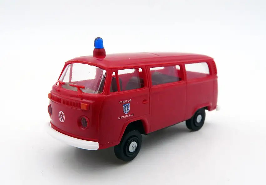Brekina Volkswagen VW T2b Kombi "Feuerwehr Offenbach", #33161