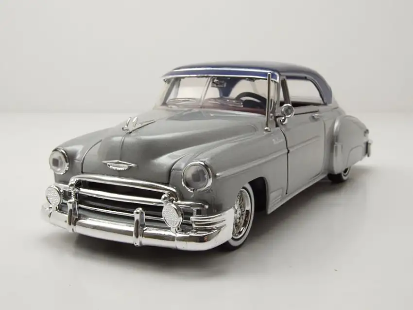 Chevrolet Bel Air 1950 silber blau Modellauto 1:24 Motormax