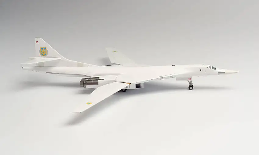 Herpa Ukrainian Air Force Tupolev Tu-160 "Blackjack / White Swan" Pryluky Air Base, 10 red, #570824